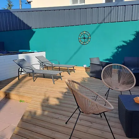 A 800 Metres Du Mythique Virage De *